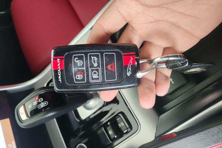 捷豹XEL 2024款 2.0T 250PS R-DYNAMIC S进取运动版中控内饰7001