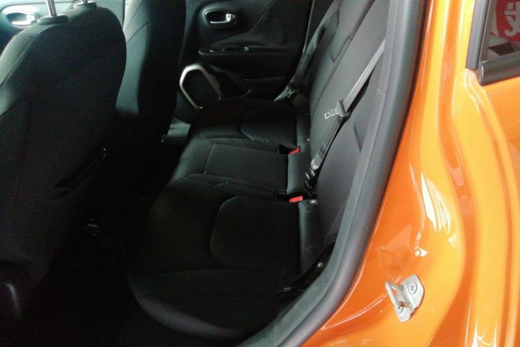 Jeep 自由侠 2018款 互联大屏版 180T 自动高能版中控内饰7004