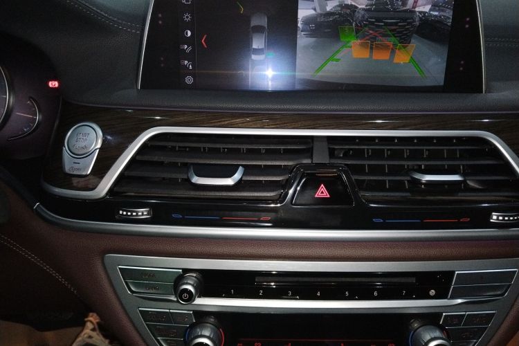 宝马7系 2018款 730Li 领先型 卓越套装中控内饰16