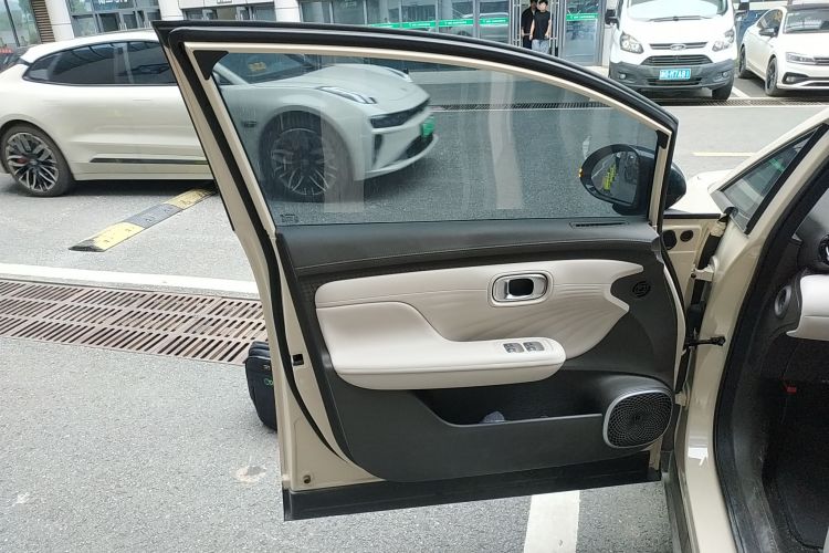 埃安 AION UT 2025款 330星辉版中控内饰7007