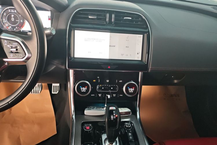 捷豹XEL 2022款 2.0T 250PS R-DYNAMIC S进取运动版中控内饰16