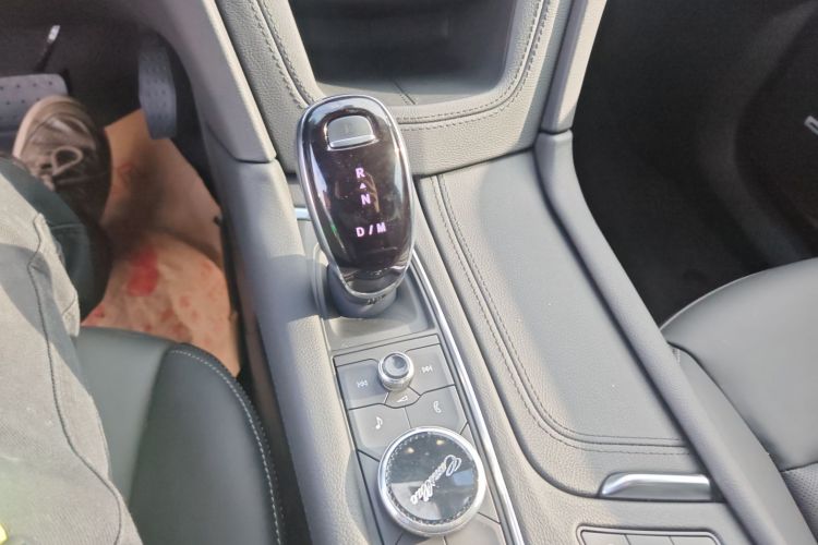 凯迪拉克XT6 2022款 2.0T 六座四驱豪华型标准版中控内饰18