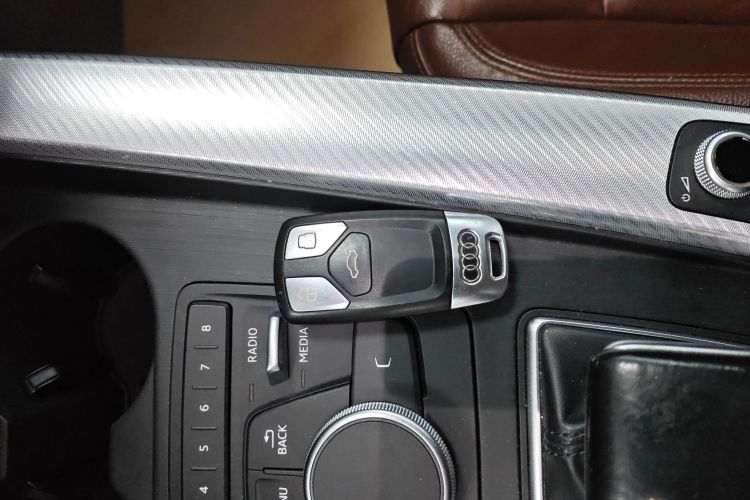 奥迪A4L 2017款 40 TFSI 时尚型中控内饰11