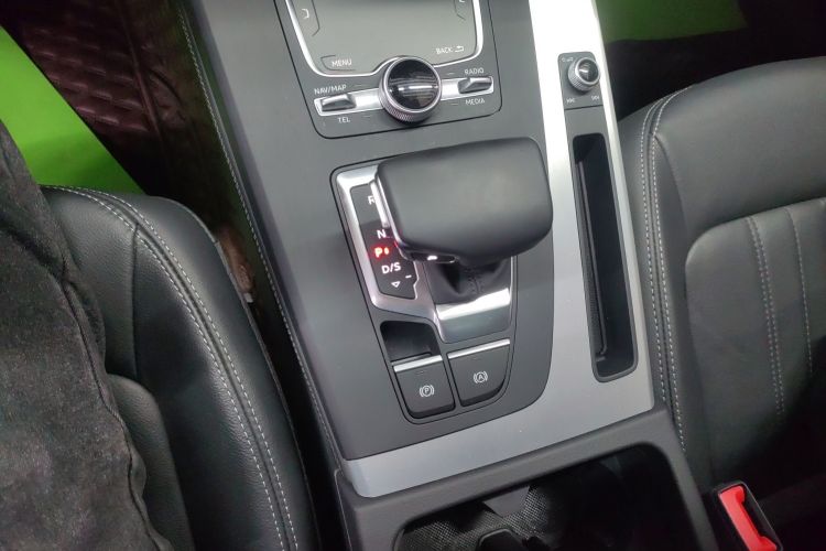 奥迪Q5L 2020款 改款 40 TFSI 荣享时尚型中控内饰18