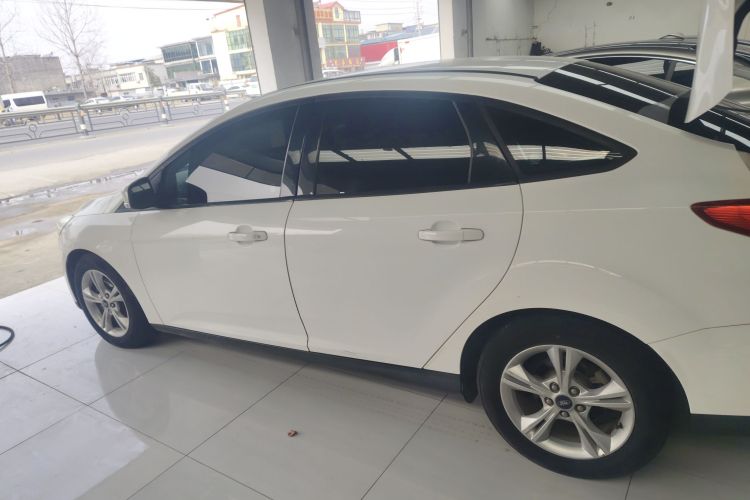 福特 福克斯 2017款 三厢 1.6L 自动舒适型智行版车身外观4