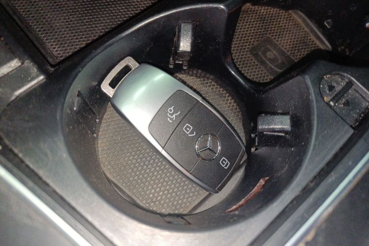 奔驰C级 2019款 C 180 L 时尚型运动版中控内饰11