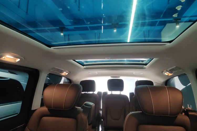 奔驰V级 2022款 V 260 尊贵版局部细节22