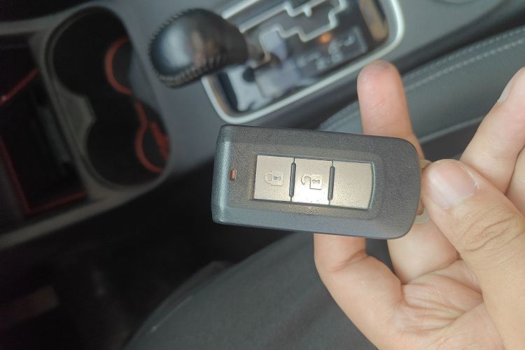 三菱 欧蓝德(进口) 2013款 2.4L 四驱豪华导航版 7座中控内饰7001