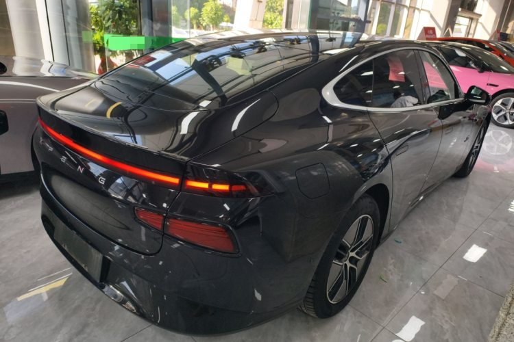 小鹏P7 2024款 P7i 550 Pro车身外观7