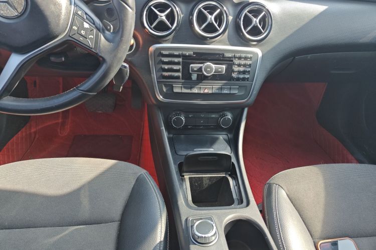 奔驰A级(进口) 2013款 A 180 时尚型中控内饰18