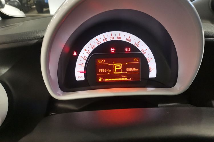 smart fortwo 2018款 1.0L 52千瓦硬顶灵动版 国V中控内饰14