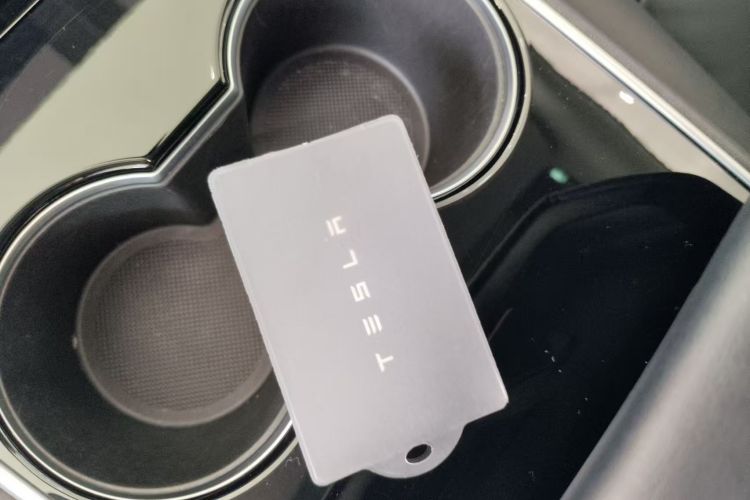 特斯拉 Model Y 2025款 后轮驱动 首发版中控内饰11