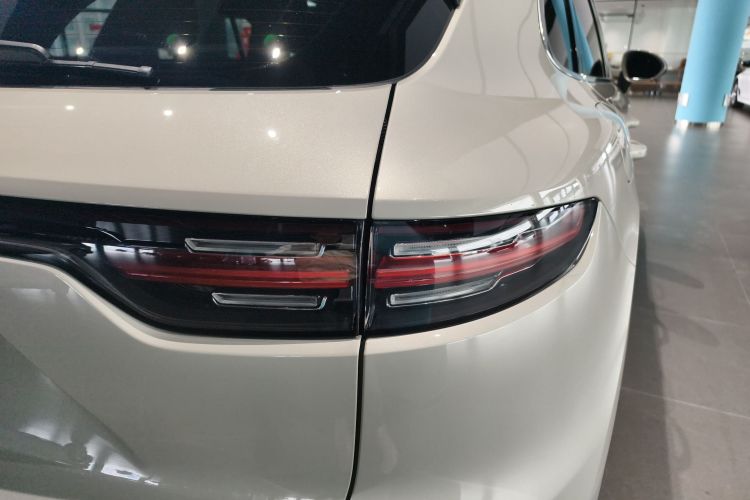 保时捷 Cayenne新能源 2021款 Cayenne E-Hybrid 2.0T车身外观9