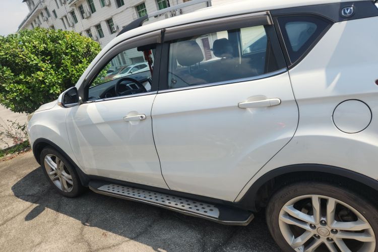 长安CS35 2014款 1.6L 手动豪华型 国IV车身外观6003