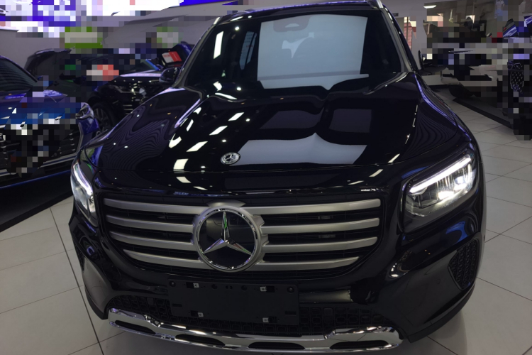 奔驰GLB 2025款 GLB 220 动感型车身外观2