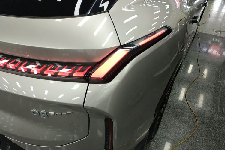 领克08 EM-P 2023款 120km 长续航Halo车身外观9