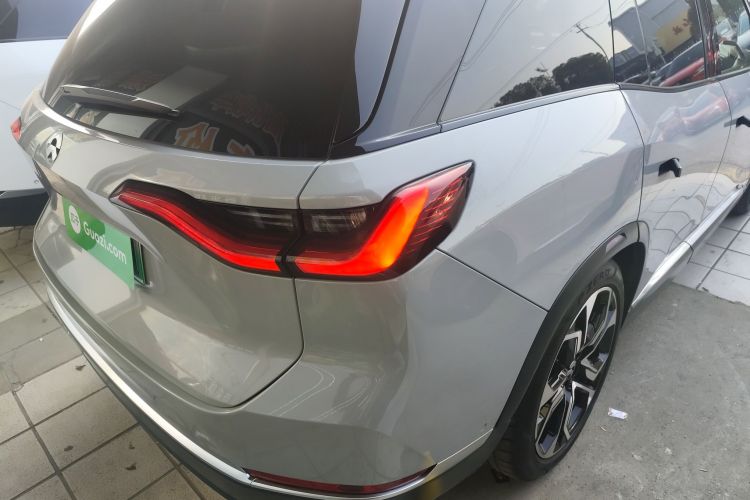 蔚来ES8 2020款 415KM 签名版 六座版车身外观9