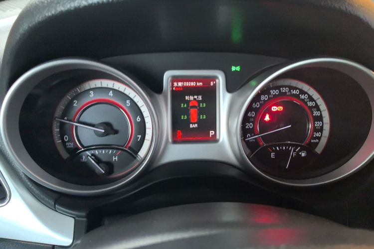 道奇 酷威 2013款 2.4L 两驱尊尚版中控内饰14