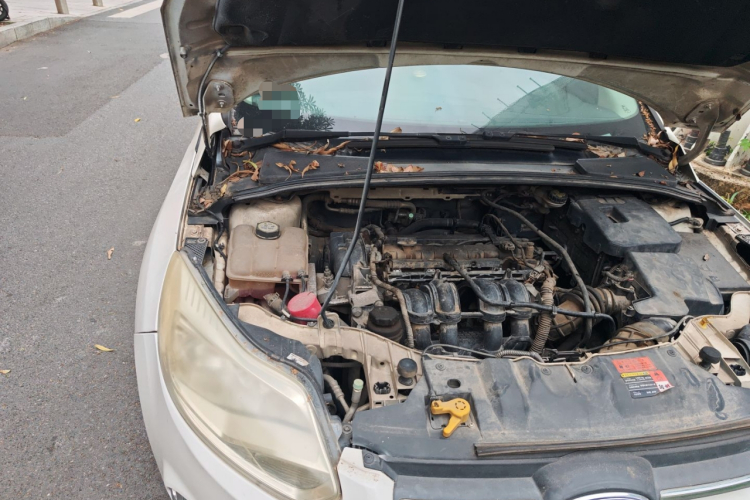 福特 福克斯 2012款 三厢 1.6L 自动风尚型局部细节9006