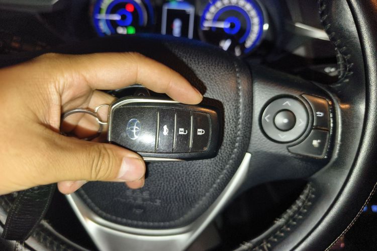 丰田 卡罗拉 2016款 双擎 1.8L E-CVT精英版中控内饰11