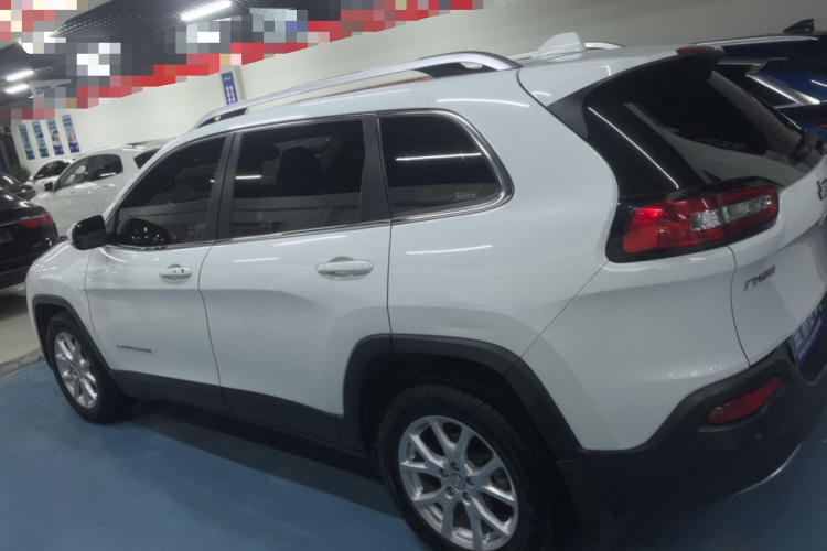 Jeep 自由光 2017款 2.0L 优越版车身外观4