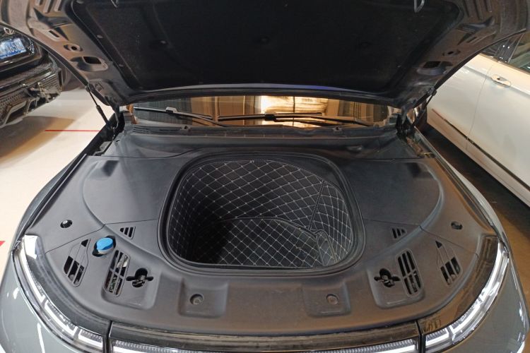 小鹏P7 2020款 562E性能版机舱底盘24