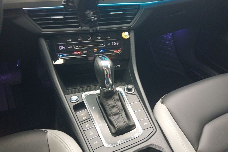 大众 宝来 2023款 300TSI DSG尊行版中控内饰18