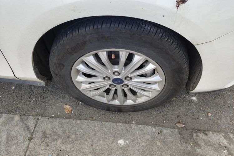 福特 福克斯 2021款 三厢 EcoBoost 180 自动锋潮型车身外观10