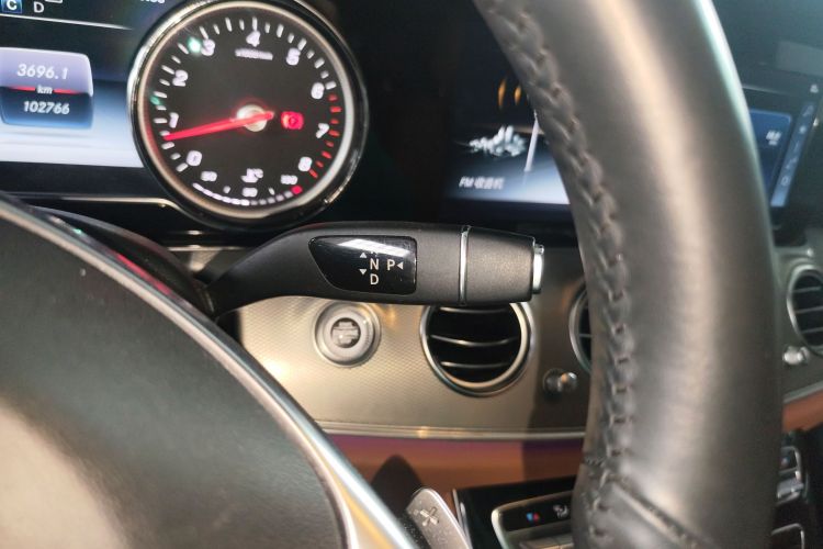 奔驰E级 2017款 E 200 运动型中控内饰18