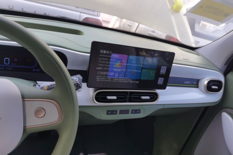 吉利银河 2025款 210km 熊猫骑士中控内饰16