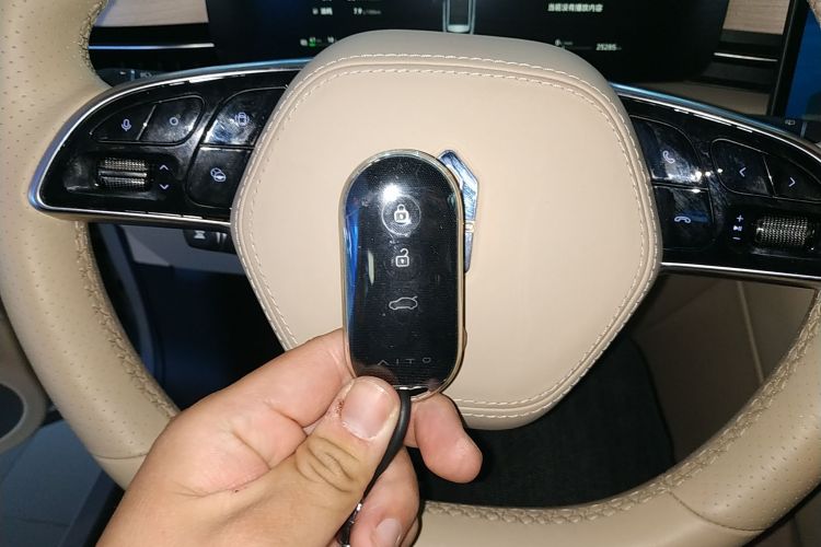 鸿蒙智行 问界M5 2024款 增程 Max RS 四驱高阶智驾版中控内饰7001