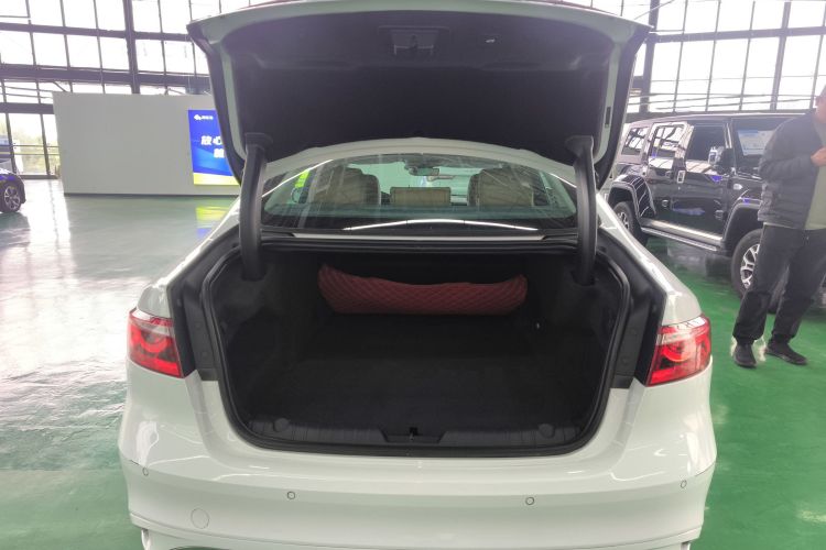 捷豹XFL 2024款 2.0T P250 两驱尊享豪华版机舱底盘23