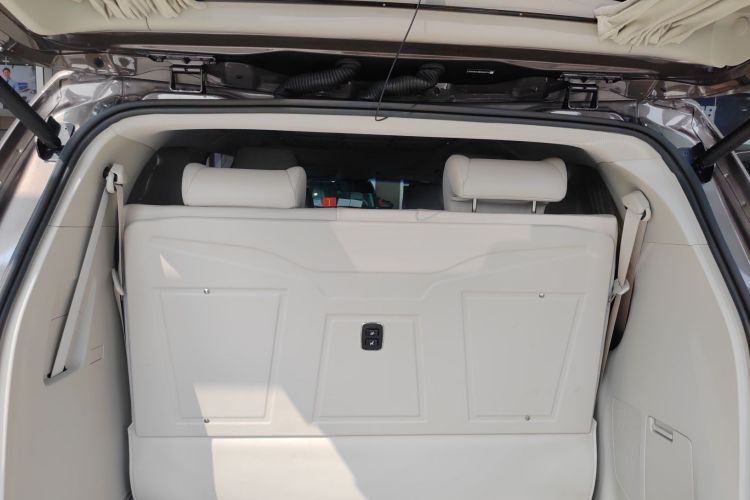 别克GL8 2022款 陆上公务舱 652T 尊贵型机舱底盘23