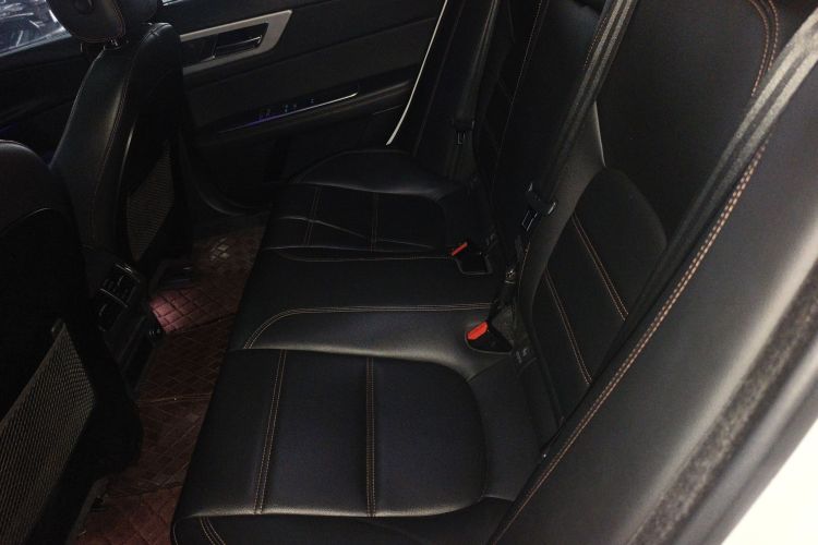 捷豹XEL 2019款 2.0T 200PS 尊享版中控内饰7004