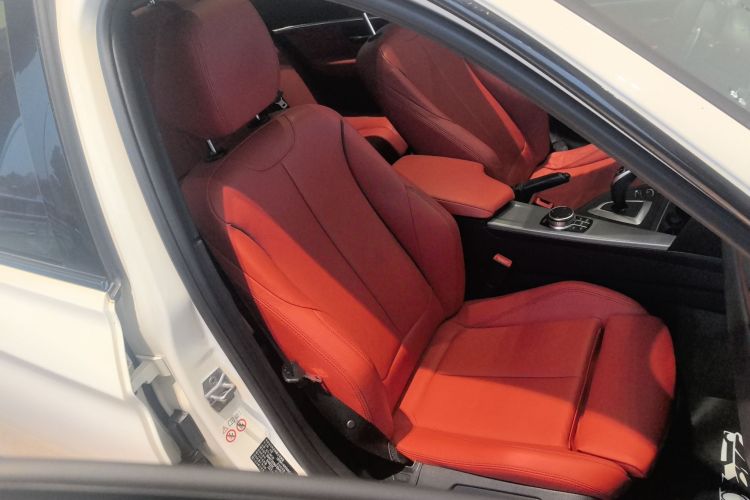 宝马3系 2019款 320i M运动曜夜版局部细节41