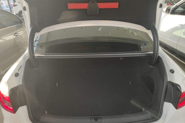 奥迪A4L 2017款 Plus 40 TFSI 风尚型机舱底盘23