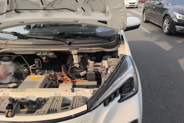 长安欧尚 奔奔E-Star 2022款 清心版 多彩款 三元锂局部细节9007