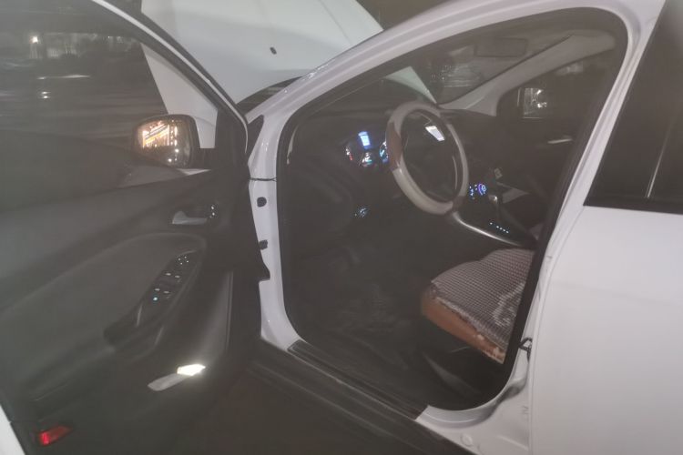 福特 福克斯 2015款 两厢 1.6L 自动舒适型中控内饰7003