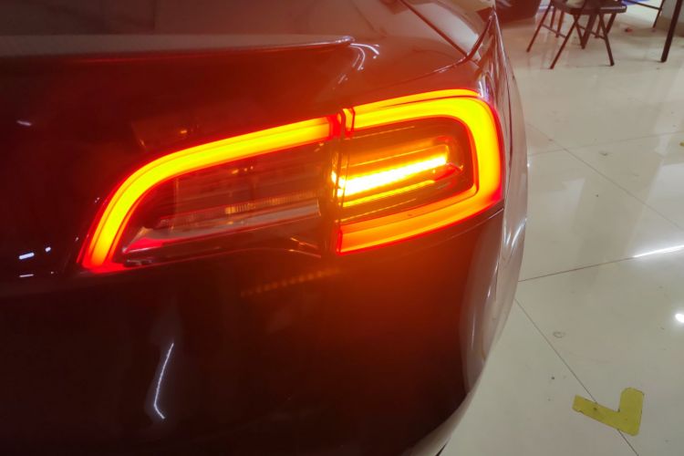 特斯拉 Model 3 2022款 Performance高性能全轮驱动版车身外观9