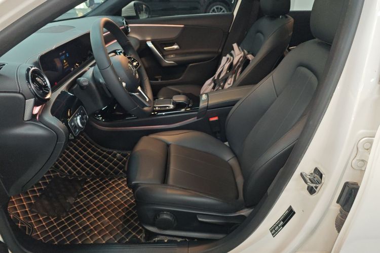 奔驰A级 2020款 改款 A 180 L 运动轿车特殊配置中控内饰19