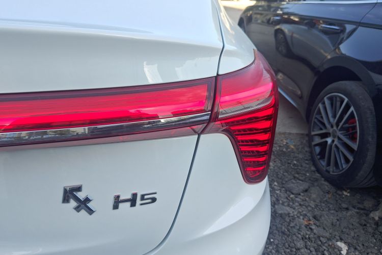 红旗H5 2024款 1.5T DCT智联旗韵版车身外观9