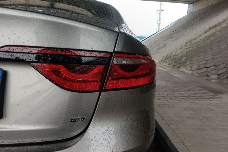 捷豹XFL 2021款 XFL 2.0T P250 四驱曜黑运动版车身外观9