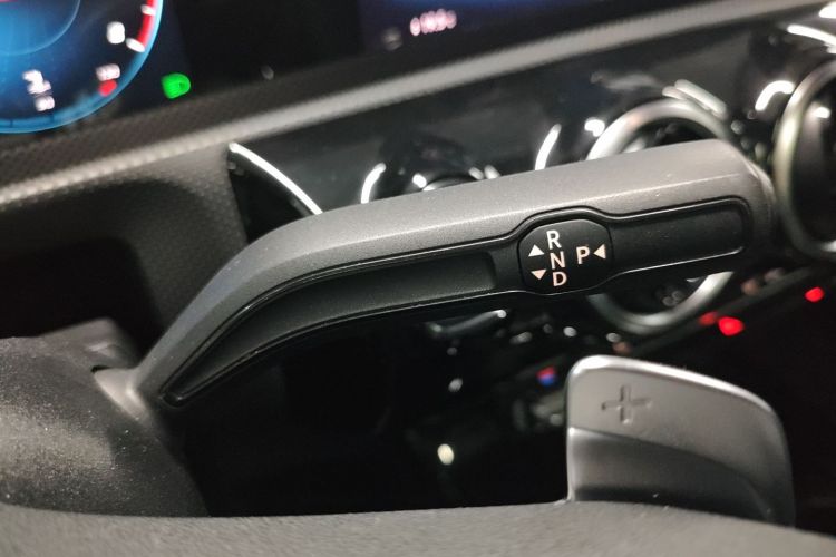 奔驰A级 2019款 改款 A 200 L 运动轿车中控内饰18