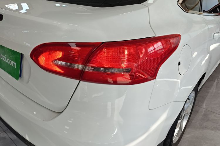 福特 福克斯 2017款 三厢 1.6L 自动舒适型智行版车身外观9