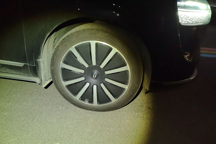 鸿蒙智行 问界M9 2024款 增程 Ultra版 42kWh 6座版车身外观10