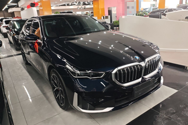 宝马5系 2024款 530Li 领先型 豪华套装车身外观3
