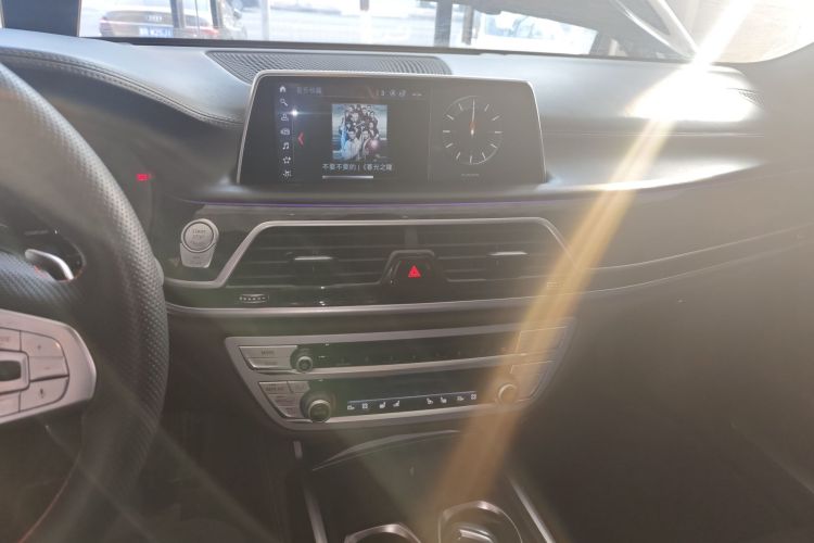 宝马7系 2018款 740Li 领先型 M运动套装中控内饰16