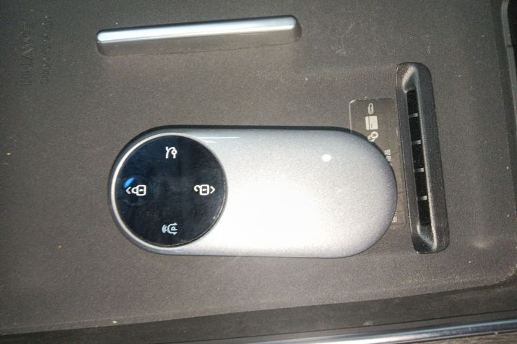 鸿蒙智行 问界M9 2024款 增程 Ultra版 42kWh 6座版中控内饰7001