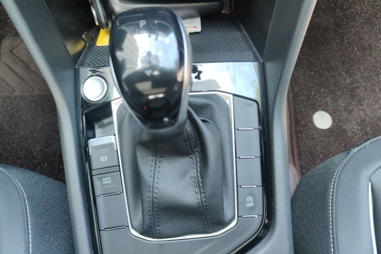 大众 途观L 2025款 出众款 300TSI 自动两驱龙腾版中控内饰18