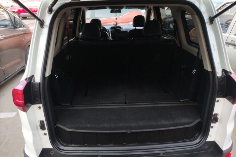 SWM斯威汽车 SWM斯威X3 2021款 1.5L 手动舒适型 7座机舱底盘23